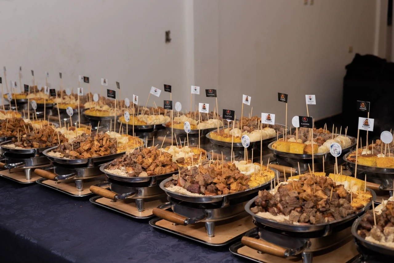 Presentación de carnes y acompañamientos en un catering de Gastón a la Parrilla
