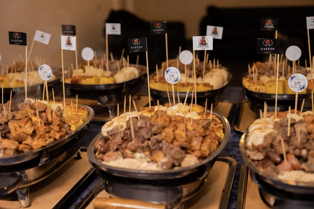 Carnes y acompañamientos presentados en parrillas de mesa